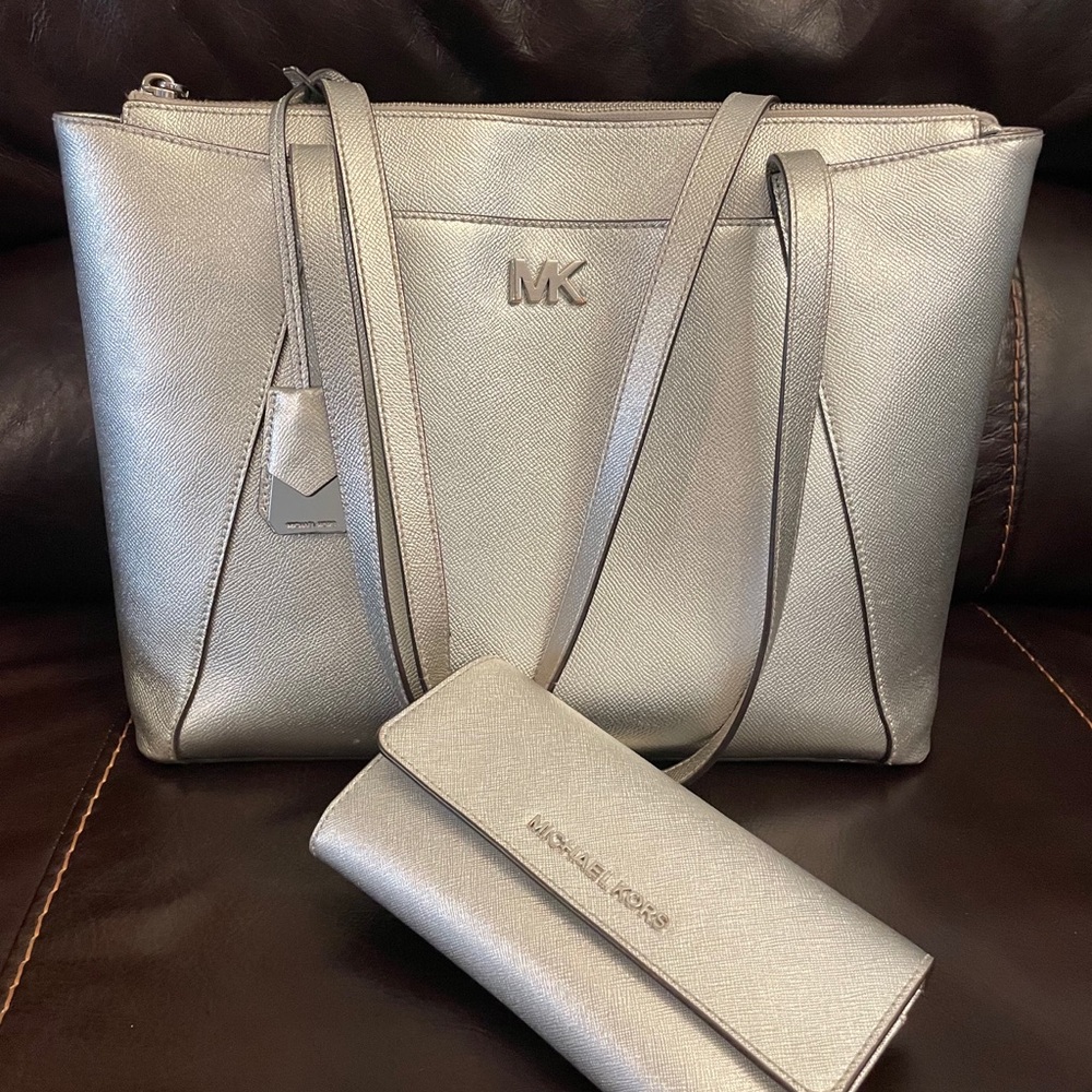 Michael Kors Silver Leather Pocketbook with Wallet
